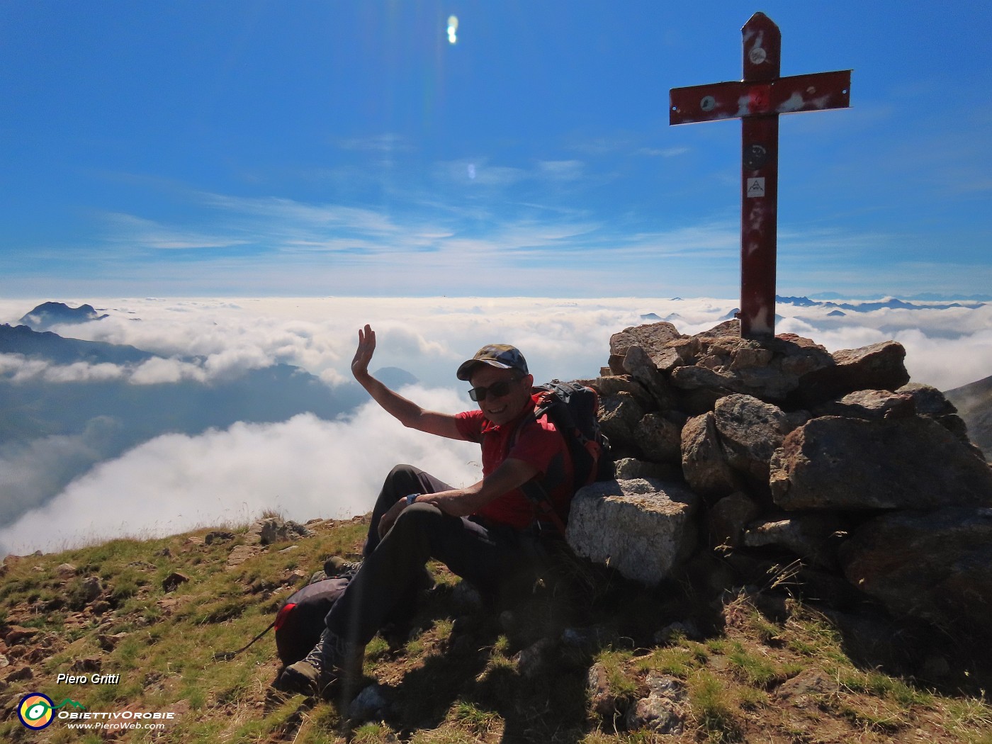 04 In vetta al Pes Gerna (2562 m) sopra le nuvole.JPG